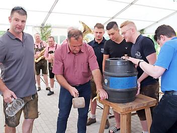 Florian Lechner, Armin Luther, Maximilian Stammler, Markus Ziegler, Florian Seitz und Daniel Lischewski (v. l.) beim Anstich Foto: J. Blum
