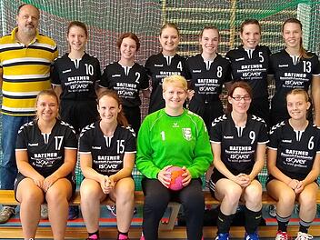 Mit einem 22:11-Erfolg gegen den TSV Weitramsdorf II sind die Handballerinnen des TV Ebern in die Bezirksligasaison gestartet, hinten von links: Trainer Michael Vierbücher, Miriam Ruppert, Sophie Landvogt, Ramona Witzgall, Ute Geuß, Jutta Geuß, Annika Schmittlutz; vorn von links: Annika Bätz, Carena Barth, Susanne Giebfried, Isabel Thiering, Nina Hälterlein. Auf dem Bild fehlen Franziska Stetter, Sandra Zillig-Netzer, Nina Deboy und Corinna Götzinger. Foto: Dietz