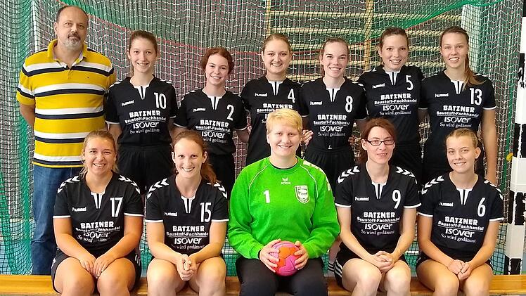 Mit einem 22:11-Erfolg gegen den TSV Weitramsdorf II sind die Handballerinnen des TV Ebern in die Bezirksligasaison gestartet, hinten von links: Trainer Michael Vierbücher, Miriam Ruppert, Sophie Landvogt, Ramona Witzgall, Ute Geuß, Jutta Geuß, Annika Schmittlutz; vorn von links: Annika Bätz, Carena Barth, Susanne Giebfried, Isabel Thiering, Nina Hälterlein. Auf dem Bild fehlen Franziska Stetter, Sandra Zillig-Netzer, Nina Deboy und Corinna Götzinger. Foto: Dietz