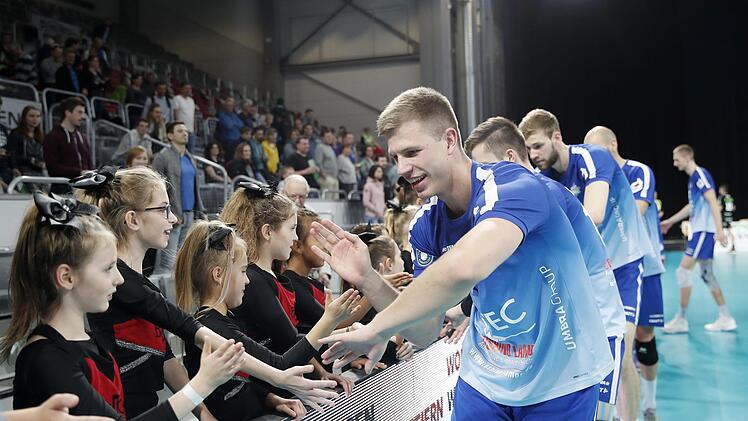 Zuspieler Rafal Prokopczuk will in Berlin auch mit dem einen oder anderen Fan abklatschen.  Foto: Daniel L&ouml;b f&uuml;r Heitec Volleys