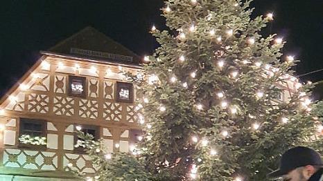 Unterm leuchtenden Christbaum auf dem Marktplatz versammelten sich die Zeiler zu Schwatz und Umtrunk. Gerade sch&ouml;n!
