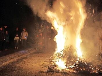 Ein Lagerfeuer bildet den Abschluss der Christbaumsammelaktion des TTC Kienfeld. Foto: Paul Frömel