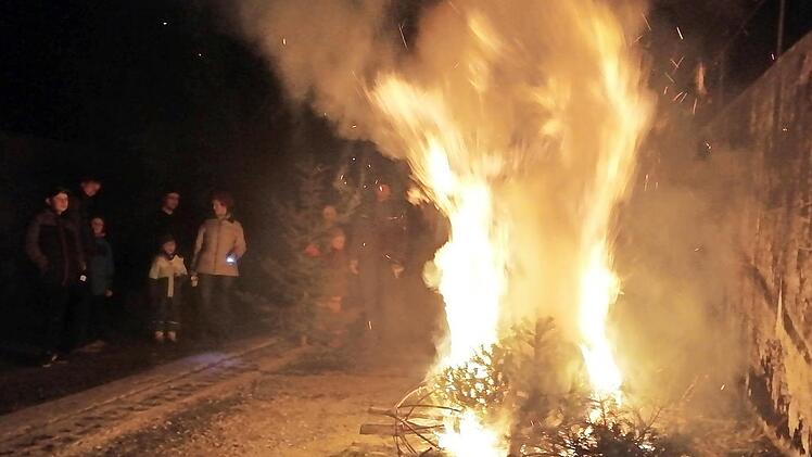 Ein Lagerfeuer bildet den Abschluss der Christbaumsammelaktion des TTC Kienfeld. Foto: Paul Frömel