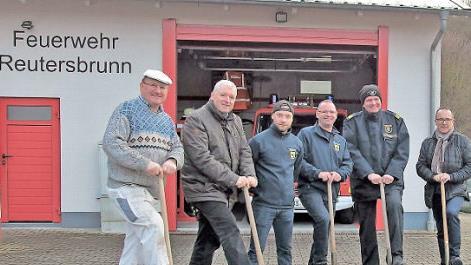 Der Feuerwehrreferent im Stadtrat, Dieter Gerstenkorn, B&uuml;rgermeister J&uuml;rgen Hennemann, Zweiter Kommandant Michael Walz, Kommandant Winfried Walz, Kreisbrandinspektor Thomas Habermann und Ortssprecher Andreas Leipold (von links) haben f&uuml;r den symbolischen Auftakt die Spaten ausgepackt. Foto: Wolfgang Dietz