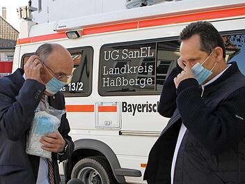 Der Unternehmer Klaus Wichler (rechts) und Landrat Wilhelm Schneider testeten auch gleich die aus China besorgten Masken.  Foto: Günther Geiling