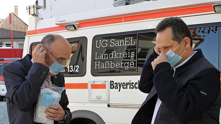 Der Unternehmer Klaus Wichler (rechts) und Landrat Wilhelm Schneider testeten auch gleich die aus China besorgten Masken.  Foto: Günther Geiling