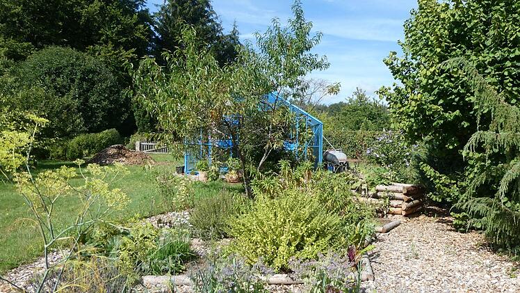 Pflegewege aus Holzhäcksel und ein großes Gewächshaus mit Tomaten und Gurkenpflanzen gibt es imGarten von Familie Schlichtegroll aus Modlos.Dieter Büttner
