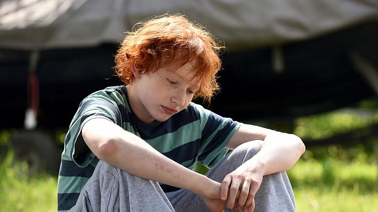 Seine Mutter ist &uuml;berfordert, sein Vater ist nie da ... An wen kann sich Linus (Xari Wimbauer) mit seinen Problemen wenden? Schlie&szlig;lich wird er in der Schule geh&auml;nselt.