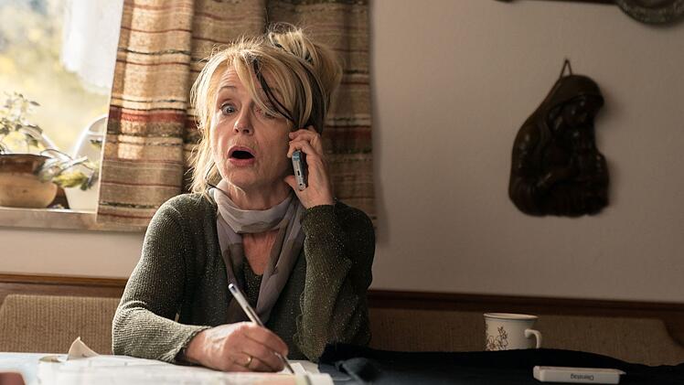Auch in der Fortsetzung wird Waltraud (Gisela Schneeberger) am Telefon aktiv, allerdings aus anderen Gr&uuml;nden.