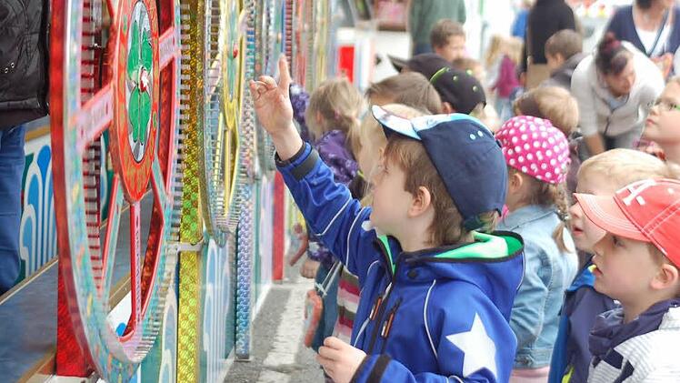 Mit Schwung drehen die Kinder an der Glückscheibe.