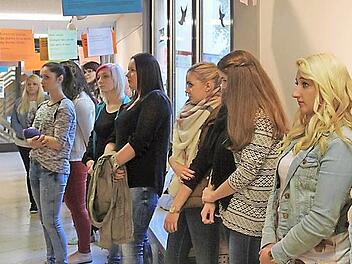 Poesie an der Leine gibt es noch bis 2. Oktober im Landratsamt zu sehen. Im Bild einige der jungen Schriftstellerinnen Foto: Veronika Schadeck