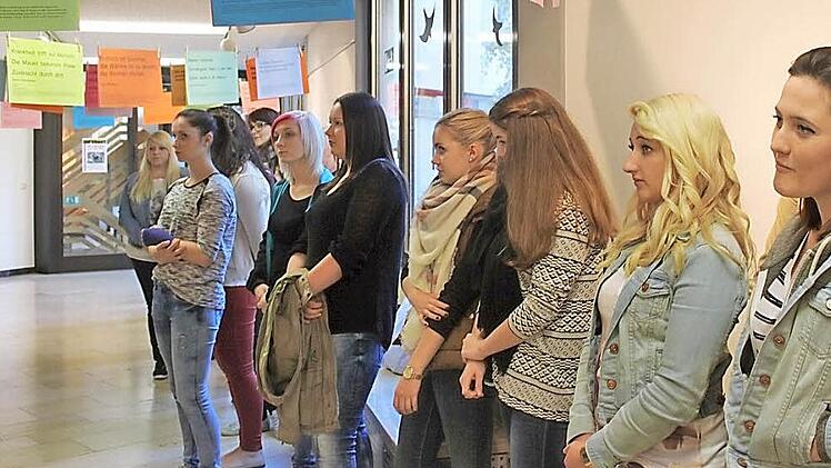 Poesie an der Leine gibt es noch bis 2. Oktober im Landratsamt zu sehen. Im Bild einige der jungen Schriftstellerinnen Foto: Veronika Schadeck