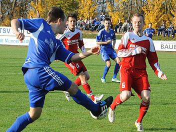 Mit Schwung zum Derbysieg: Münnerstadts Niklas Markart (links) hat den Fuß eher am Spielgerät als Michael Schultheis vom SV Rödelmaier. Foto: Hopf