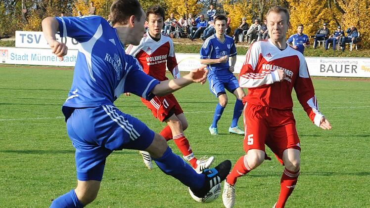 Mit Schwung zum Derbysieg: Münnerstadts Niklas Markart (links) hat den Fuß eher am Spielgerät als Michael Schultheis vom SV Rödelmaier. Foto: Hopf