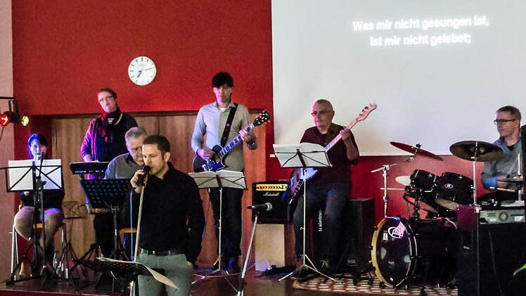 Mit eigenen Rückert-Vertonungen erinnerte die Lehrer-Band "Teachers of the Revolution" an den 150. Todestag des Dichters und Orientalisten. Foto: Jochen Berger