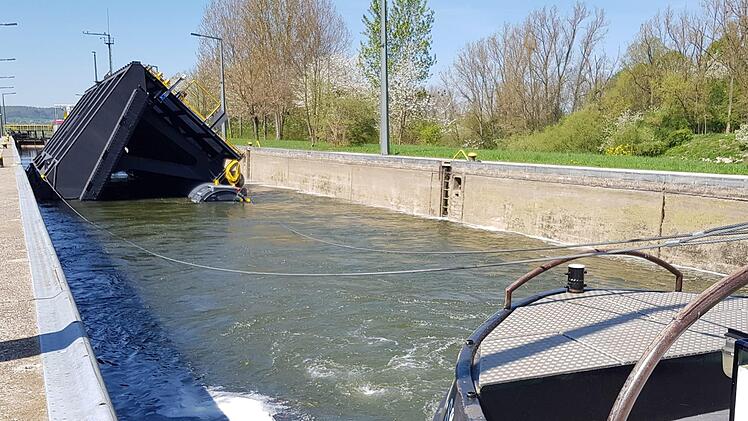 Mit 30 Meter langen Stahlseilen verbunden ist der Eisbrecher "Angermünde" mit dem Revisionsverschluss (im Hintergrund). Der hat seinen Heimathafen eigentlich in Haßfurt, er wird jetzt aber in Viereth am Wehr neben dem Kraftwerk gebraucht.  Hier hat ihn Schiffsführer Sascha Friedrich gerade  in den Vierether Schleusenkanal  manövriert. Brigitte Krause