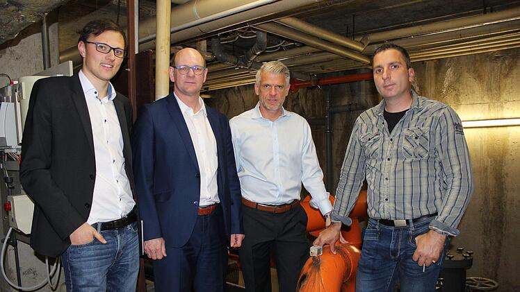 Sie schauten sich das Hallenbad einmal genauer an: Julian M&uuml;ller (links) und Steffen Vogel (Zweiter von rechts) mit B&uuml;rgermeister Thomas Stadelmann und Bademeister Harald Gopfert (rechts).privat