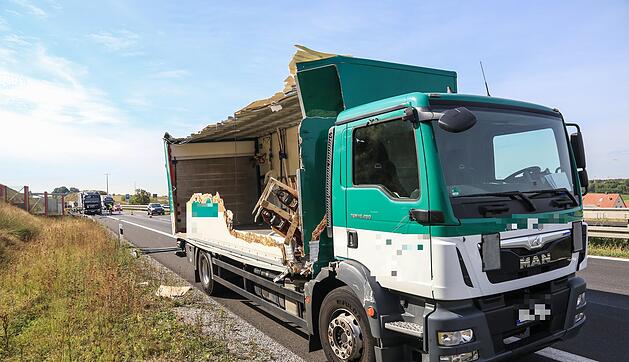 Schwerer Unfall A71: Lkw-Fahrer lebensgef&auml;hrlich verletzt