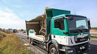 Schwerer Unfall A71: Lkw-Fahrer lebensgef&auml;hrlich verletzt