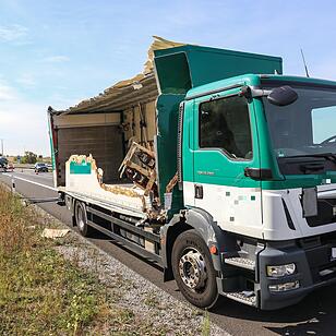 Schwerer Unfall A71: Lkw-Fahrer lebensgefährlich verletzt