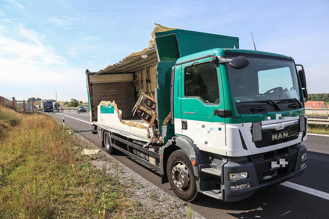 Schwerer Unfall A71: Lkw-Fahrer lebensgefährlich verletzt
