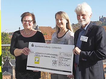 Spendenübergabe mit Uwe Rendigs (rechts), Angelika Reng (Mitte) und Regina Bátyi von den SÜC  Foto: SÜC / C. Winter