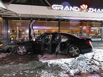 In Nürnberg in Mittelfranken hat ein Fahrer in der Nacht auf Samstag die Kontrolle über seinen Wagen verloren und ist in ein Restaurant gefahren. Foto: News5 / Oßwald