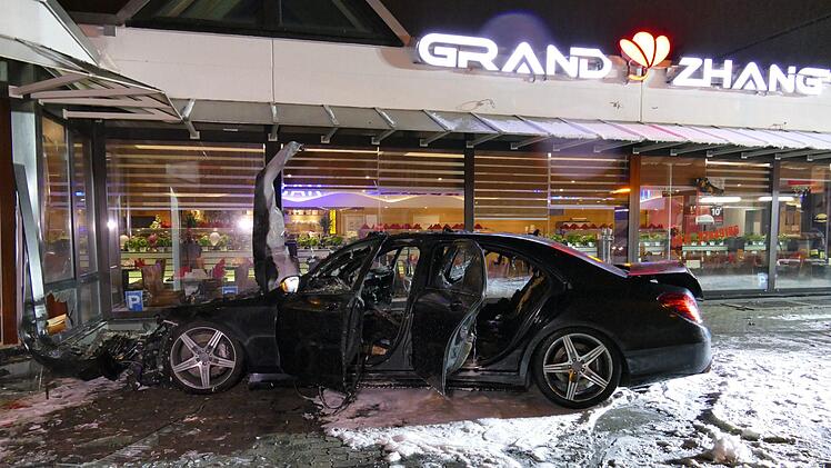 In Nürnberg in Mittelfranken hat ein Fahrer in der Nacht auf Samstag die Kontrolle über seinen Wagen verloren und ist in ein Restaurant gefahren. Foto: News5 / Oßwald