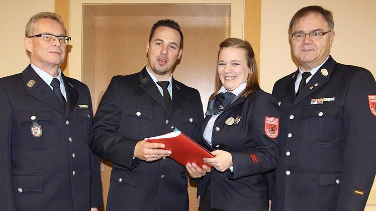 Daniel Kleinheinz (2. v. l.) folgt Jule Frank als Schriftführer der Wildfleckener Feuerwehr nach. Es gratulierten Harry Schäfer (links, Vorsitzender des Feuerwehrvereins) und Kommandant Georg Helfrich (rechts). Foto:  Sebastian Schmitt