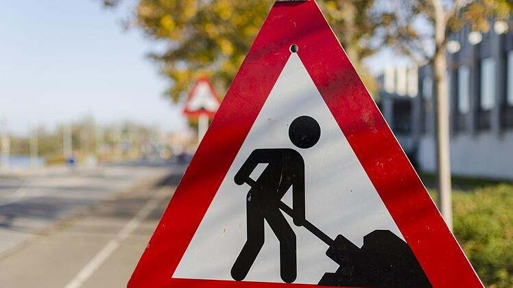 Der Beifahrer einer 29-Jährigen hat in Steinbach am Wald Bauarbeiter bedroht, die ihnen die Durchfahrt verweigerten. Symbolbild: EsbenS/pixabay.com