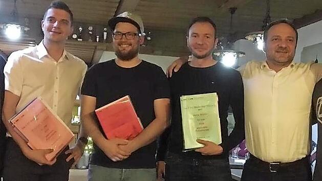Ehrungen beim FC Strullendorf: Das Bild zeigt von links Vorsitzenden Richard R&ouml;del, Thomas Schmitt, Thorsten Niemann, Jens M&uuml;ller sowie die weiteren Vorsitzenden Harald Wagner und Jan Neund&ouml;rfer. Foto: p