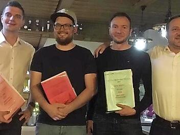 Ehrungen beim FC Strullendorf: Das Bild zeigt von links Vorsitzenden Richard R&ouml;del, Thomas Schmitt, Thorsten Niemann, Jens M&uuml;ller sowie die weiteren Vorsitzenden Harald Wagner und Jan Neund&ouml;rfer. Foto: p