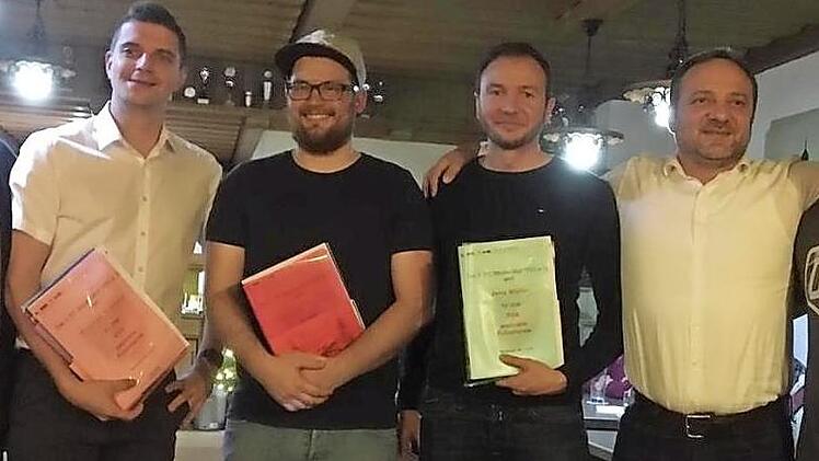 Ehrungen beim FC Strullendorf: Das Bild zeigt von links Vorsitzenden Richard R&ouml;del, Thomas Schmitt, Thorsten Niemann, Jens M&uuml;ller sowie die weiteren Vorsitzenden Harald Wagner und Jan Neund&ouml;rfer. Foto: p