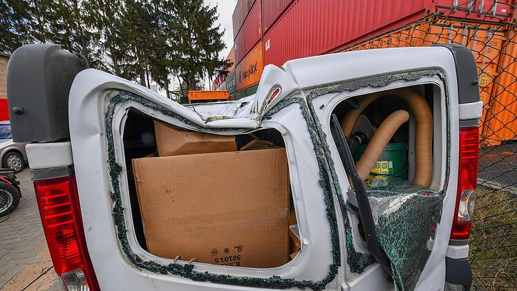 Vor allem ein Transporter wurde stark vom Container in Mitleidenschaft gezogen.  Foto: Ronald Rinklef