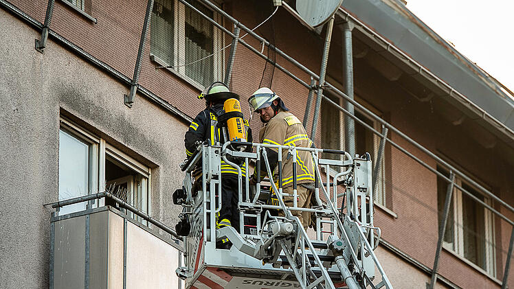 Wohnungsbrand in Mehrfamilienhaus in F&uuml;rth: Eine tote Person geborgen