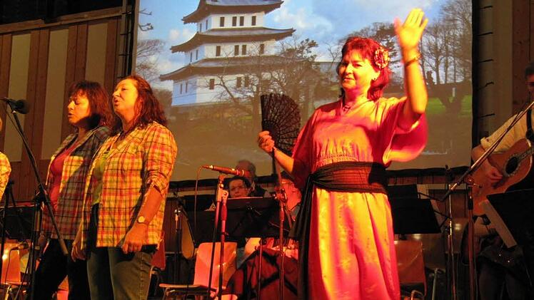 Gundi Hennemann (rechts) begeistert als "Mitsou": ... den Kimono trägt keine, so schick, wie du alleine ...