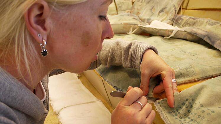 Alena Buchhold beim Abtrennen eines alten Bezugs.  Fotos: Pauline Lindner