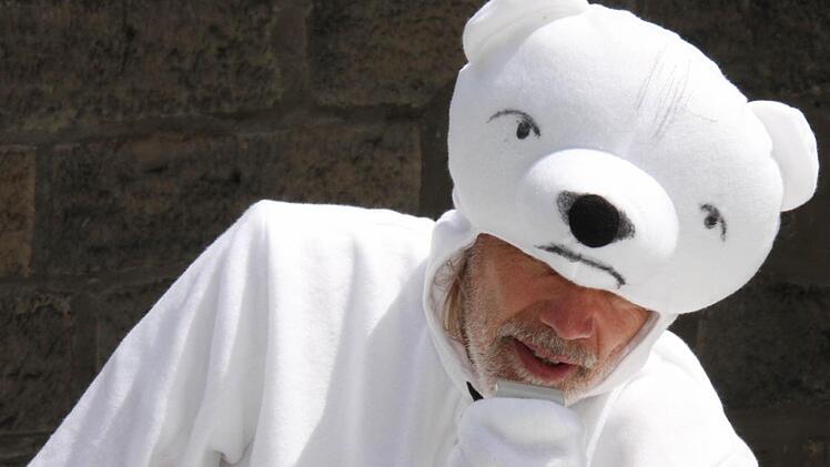 Helmut Wesolek bei einem Protest in Kronach gegen Ölbohrungen in der Arktis. Foto: Rainer Glissnik