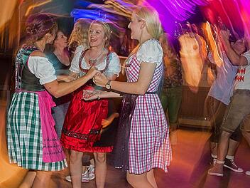 Hübsche Madln in feschen Dirndln bevölkerten die Tanzfläche.  Foto: Klaus Gagel