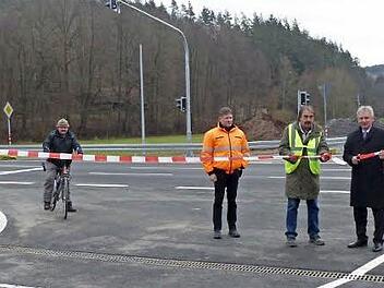 Bürgermeister Werner Diersch (Zweiter von rechts) gibt den Bahnübergang "Weiherweg" frei. Er wird assistiert von Thomas Titzmann von der Firma TS-Bau aus Jena, Armin Assmann von der Nürnberger Wach- und Schließgesellschaft,und Udo Kößler von DB Projektbau Nürnberg. Aufmerksamer Beobachter ist Anwohner Hans Lauterbach (links). Foto: Dieter Hübner