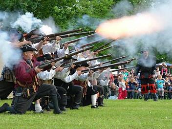 Mit befreundeten Gruppen wie dem Landsknechtregiment aus Delitzsch oder den Freien Reichsstadtern aus Rothenburg werden die Höchstadter Musketiere zum Mittelalterfest den Schwedensturm im Dreißigjährigen Krieg nachstellen.  Foto: Privat