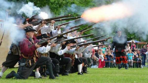 Mit befreundeten Gruppen wie dem Landsknechtregiment aus Delitzsch oder den Freien Reichsstadtern aus Rothenburg werden die Höchstadter Musketiere zum Mittelalterfest den Schwedensturm im Dreißigjährigen Krieg nachstellen.  Foto: Privat