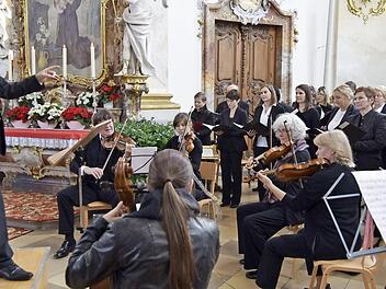 Regionalkantor Georg Schäffner dirigierte Chor und Orchester der Basilika Gößweinstein. Foto: Andreas Welz
