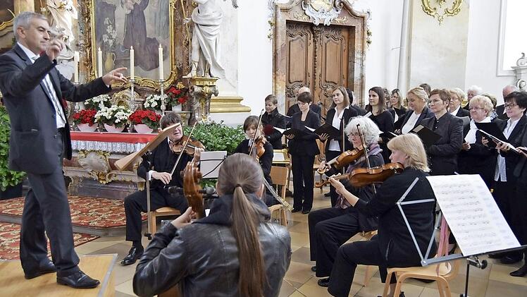 Regionalkantor Georg Schäffner dirigierte Chor und Orchester der Basilika Gößweinstein. Foto: Andreas Welz