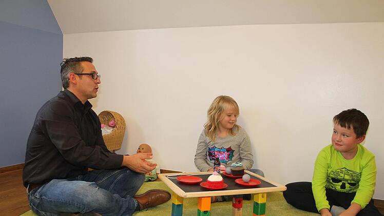 Michael Seck lässt sich von Laila Zeller und Romeo Wagner zu "Kaffee mit Muffins" einladen.Foto: Sonny Adam