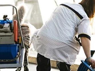 Reinigungskräfte sind auf jeden Euro angewiesen. Jetzt wollen ihnen die Arbeitgeber Zuschläge und Urlaubstage streichen.  Foto: IG Bau