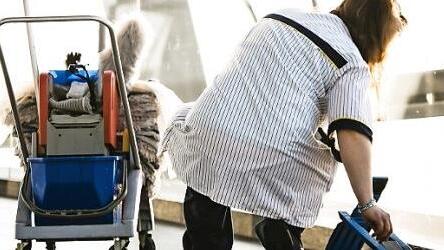 Reinigungskräfte sind auf jeden Euro angewiesen. Jetzt wollen ihnen die Arbeitgeber Zuschläge und Urlaubstage streichen.  Foto: IG Bau
