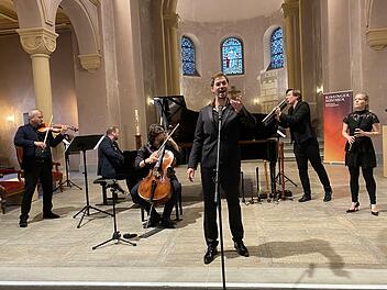 Bekannte Musik in spannenden Aktualisierungen: In der Erlöserkirche spielte die Gruppe Spark mit (v.l.) Stefan Balazsovics (Violine und Viola), Christian Fritz (am Flügel), Victor Plumettaz (Violoncello), Countertenor Valer Sabadus, Flötist Daniel Koschitzki (hier mit Melodica) und Andrea Ritter (Blockflöten).