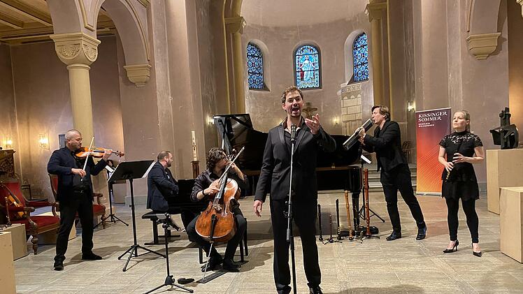 Bekannte Musik in spannenden Aktualisierungen: In der Erlöserkirche spielte die Gruppe Spark mit (v.l.) Stefan Balazsovics (Violine und Viola), Christian Fritz (am Flügel), Victor Plumettaz (Violoncello), Countertenor Valer Sabadus, Flötist Daniel Koschitzki (hier mit Melodica) und Andrea Ritter (Blockflöten).