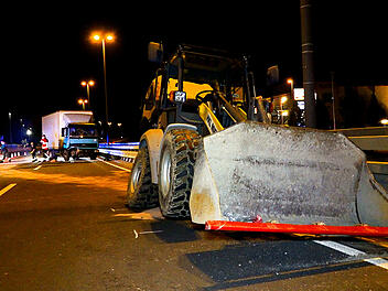 W&uuml;rzburg: Lastwagen kracht auf Bundesstra&szlig;e gegen Bagger - zwei Menschen verletzt